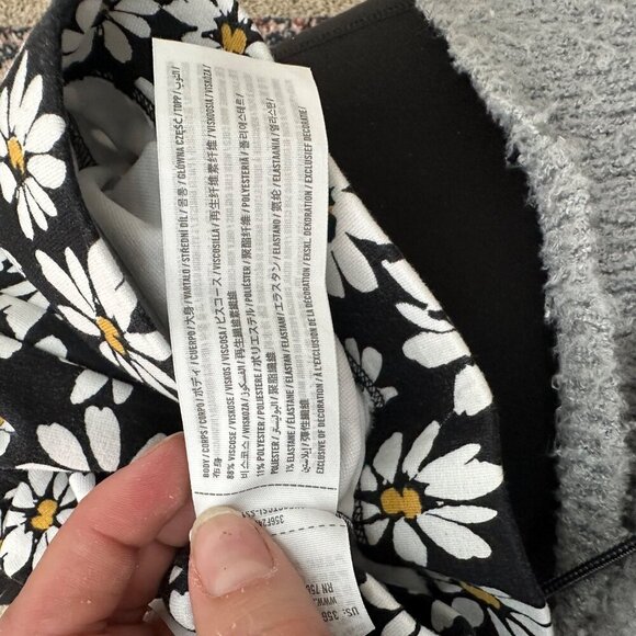 Hollister Floral Daisy Print Ultra High Rise Pull On Flare Pants Womens size XS - Picture 3 of 5